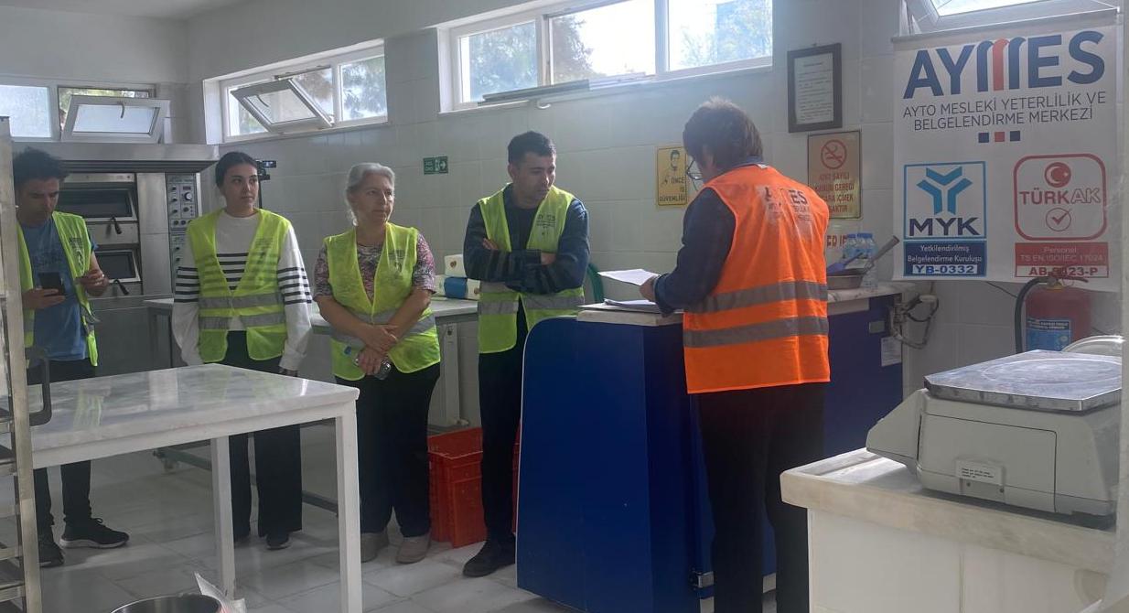 Aydın Ticaret Odası Mesleki Yeterlilik ve Belgelendirme Merkezimiz (AYTO AYMES) olarak, Fırın ve Unlu Mamuller Üretim Operatörü alanında Mesleki Yeterlilik sınavlarını gerçekleştirdik.