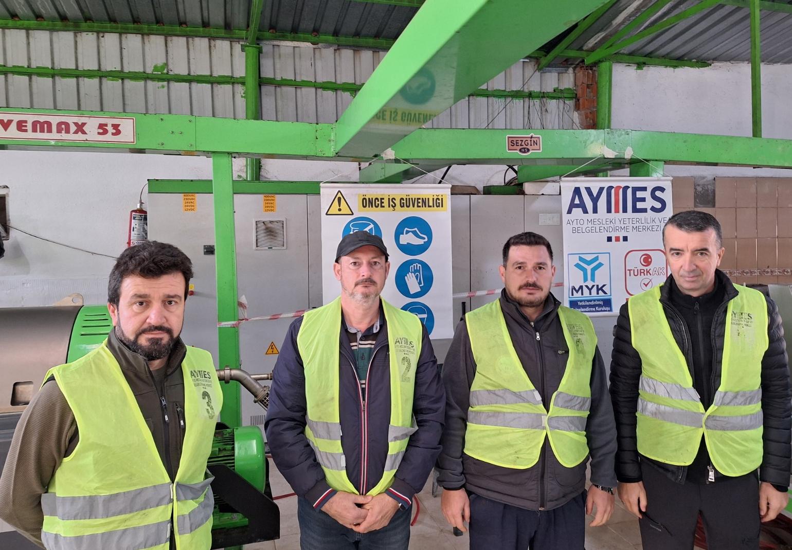 AYTO AYMES olarak Çanakkale de Zeytinyağı Üretim Operatörü Belgelendirme Sınavını Gerçekleştirdik Çanakkale’nin Ezine ilçesi Gökçebayır Köyü’nde, NS Sezgin Zeytinyağı Fabrikası’nda Zeytinyağı Üretim Operatörü belgelendirme sınavı gerçekleştirdik.